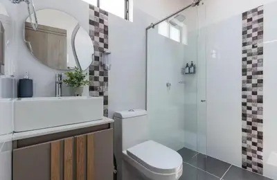 a bathroom with a toilet and a sink and a shower at Lujoso pent-house de dos niveles in Itagüí