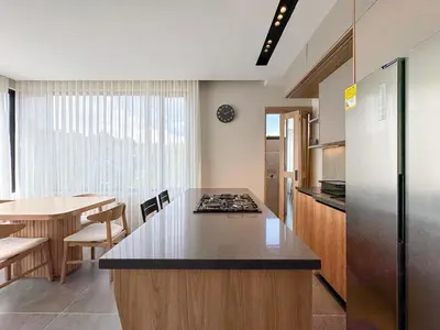 a kitchen with a counter top and a refrigerator at Apartamento de lujo a 3 minutos del Aeropuerto JMC 302 in Rionegro