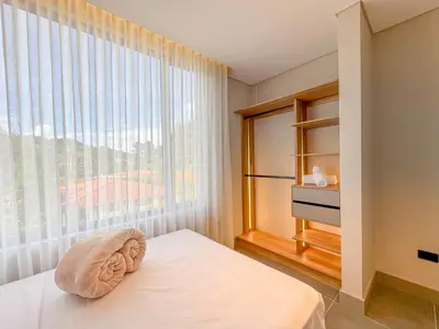 a bedroom with a large window and a bed at Apartamento de lujo a 3 minutos del Aeropuerto JMC 302 in Rionegro