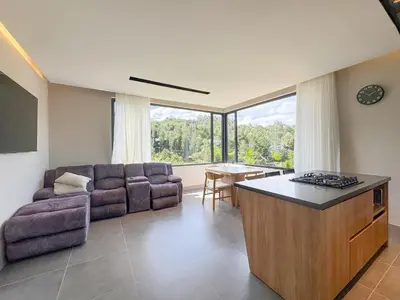 a living room with a couch and a table at Apartamento de lujo a 3 minutos del Aeropuerto JMC 302 in Rionegro