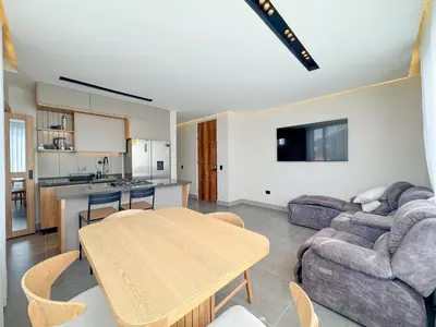 a living room with a table and a couch at Apartamento de lujo a 3 minutos del Aeropuerto JMC 302 in Rionegro