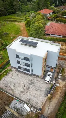 an overhead view of a white building in a yard at Apartamento de lujo a 3 minutos del Aeropuerto JMC 301 in Rionegro
