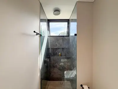 a bathroom with a shower with a glass door at Apartamento de lujo a 3 minutos del Aeropuerto JMC 301 in Rionegro