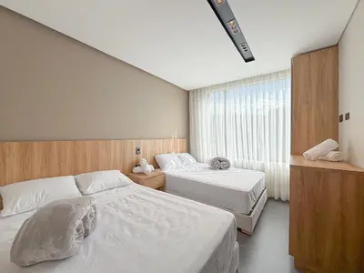 a hotel room with two beds and a window at Apartamento de lujo a 3 minutos del Aeropuerto JMC 301 in Rionegro