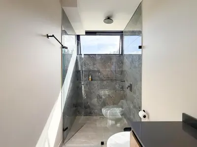 a bathroom with a shower and a toilet at Apartamento de lujo a 3 minutos del Aeropuerto JMC 301 in Rionegro
