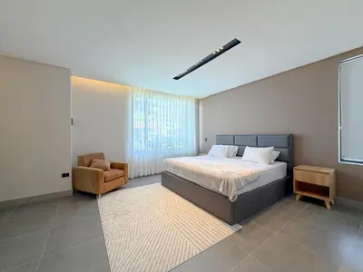 a bedroom with a bed and a chair and a window at Apartamento de lujo a 3 minutos del Aeropuerto JMC 301 in Rionegro