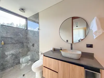a bathroom with a sink and a mirror at Apartamento de lujo a 3 minutos del Aeropuerto JMC 301 in Rionegro