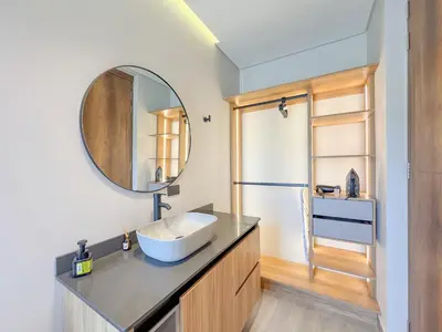 a bathroom with a sink and a mirror at Apartamento de lujo a 3 minutos del Aeropuerto JMC 202 in Rionegro