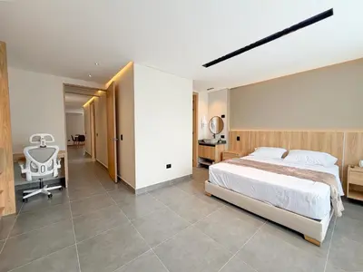 a bedroom with a large bed and a bathroom at Apartamento de lujo a 3 minutos del Aeropuerto JMC 201 in Rionegro