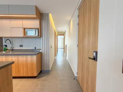 a hallway leading to a kitchen with a long corridor at Apartamento de lujo a 3 minutos del Aeropuerto JMC 201 in Rionegro