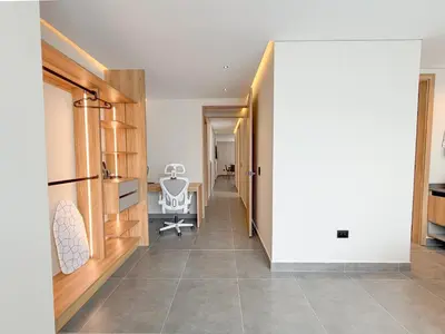 a hallway with a table and a chair in a room at Apartamento de lujo a 3 minutos del Aeropuerto JMC 201 in Rionegro
