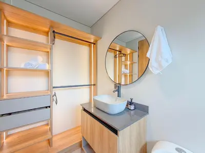 a bathroom with a sink and a mirror at Apartamento de lujo a 3 minutos del Aeropuerto JMC 201 in Rionegro