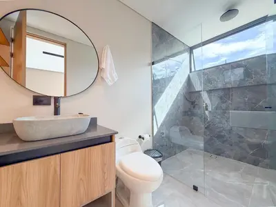 a bathroom with a sink and a shower at Apartamento de lujo a 3 minutos del Aeropuerto JMC 201 in Rionegro