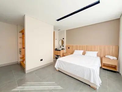 a bedroom with a large white bed in a room at Apartamento de lujo a 3 minutos del Aeropuerto JMC 101 in Rionegro
