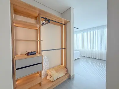 a room with a closet with a wooden shelf at Apartamento de lujo a 3 minutos del Aeropuerto JMC 101 in Rionegro