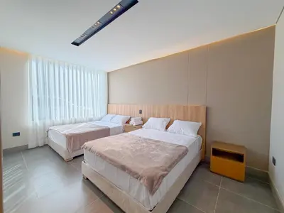 a bedroom with two beds and a window at Apartamento de lujo a 3 minutos del Aeropuerto JMC 101 in Rionegro