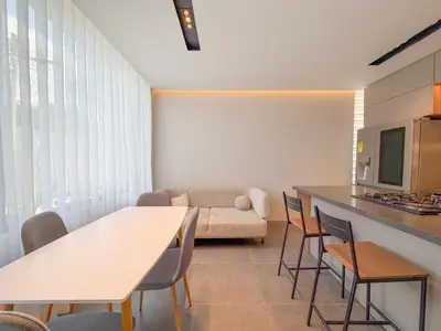 a kitchen and living room with a table and chairs at Apartamento de lujo a 3 minutos del Aeropuerto JMC 101 in Rionegro