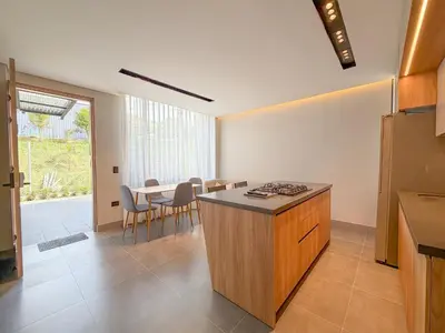 a kitchen and dining room with a table and chairs at Apartamento de lujo a 3 minutos del Aeropuerto JMC 101 in Rionegro