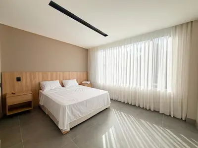 a bedroom with a bed and a large window at Apartamento de lujo a 3 minutos del Aeropuerto JMC 101 in Rionegro