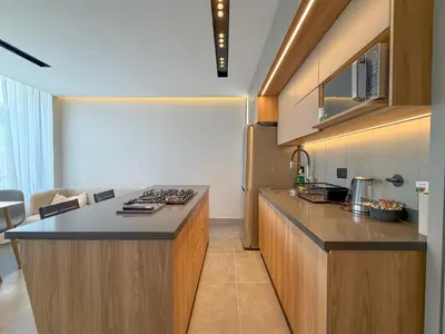 a kitchen with a counter and a stove top oven at Apartamento de lujo a 3 minutos del Aeropuerto JMC 101 in Rionegro
