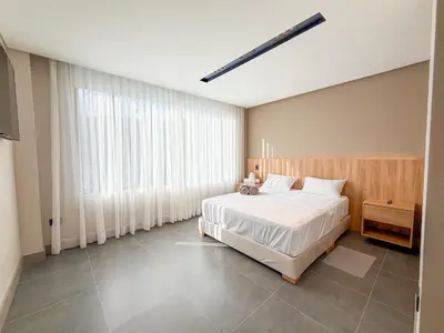 a bedroom with a bed and a large window at Apartamento de lujo a 3 minutos del Aeropuerto JMC 102 in Rionegro