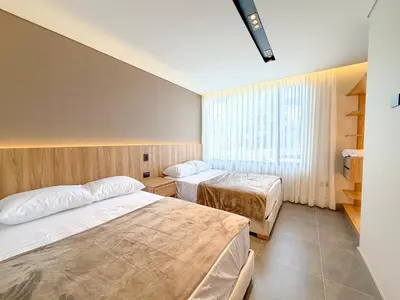 a hotel room with two beds and a window at Apartamento de lujo a 3 minutos del Aeropuerto JMC 102 in Rionegro