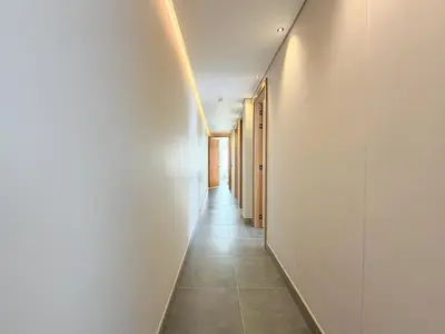 a hallway with white walls and a long corridor at Apartamento de lujo a 3 minutos del Aeropuerto JMC 102 in Rionegro