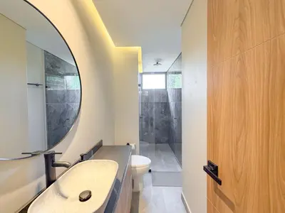 a bathroom with a sink and a mirror at Apartamento de lujo a 3 minutos del Aeropuerto JMC 102 in Rionegro