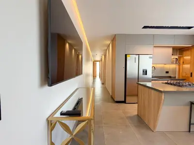 a large kitchen with a counter and a counter top at Apartamento de lujo a 3 minutos del Aeropuerto JMC 102 in Rionegro