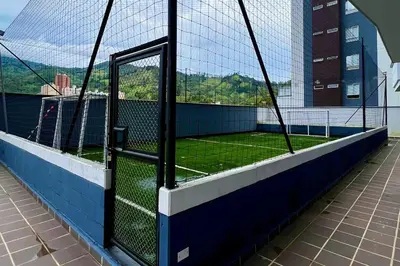 a batting cage on top of a tennis court at Apartamento completo en Sabaneta in Sabaneta