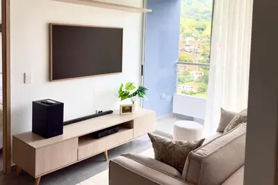 a living room with a tv and a couch at Apartamento completo en Sabaneta in Sabaneta
