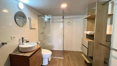 a bathroom with a toilet and a sink and a shower at Dúplex familiar cerca al Cable y Milán con patio in Manizales