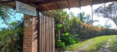 a sign that reads the britannia next to a fence at Casa de Campo Bheta in Guatapé