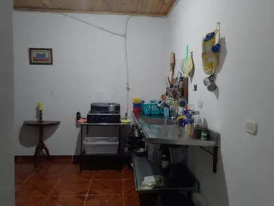 a kitchen with a counter and a counter top at Brisas del Río in Honda