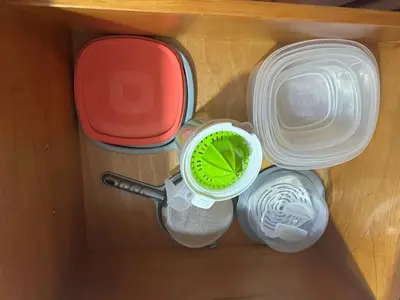 a drawer with several plastic containers and a blender at Aptos Familiares en Envigado con Aire Acondicionado in Envigado