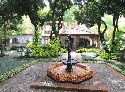 a fountain in a garden in front of a house at Aptos Familiares en Envigado con Aire Acondicionado in Envigado