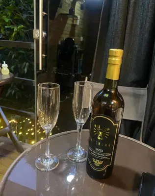 a bottle of wine and two glasses on a table at San Sebastián barbosa in Barbosa