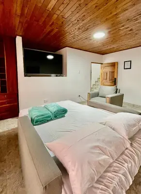 a bedroom with a large bed and a couch at Amplio apto 2 hab para familias y grupos Sabaneta in Sabaneta
