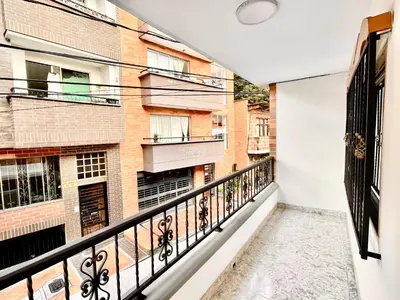 a balcony with a view of a building at Amplio apto 2 hab para familias y grupos Sabaneta in Sabaneta