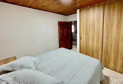 a bedroom with a bed with a wooden ceiling at Amplio apto 2 hab para familias y grupos Sabaneta in Sabaneta
