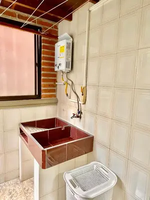 a kitchen with a sink and a window at Amplio apto 2 hab para familias y grupos Sabaneta in Sabaneta