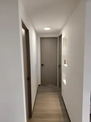 a hallway with a door and a wooden floor at Confortable Apartamento cerca Aeropuerto JMC unidad Cerrada in Rionegro