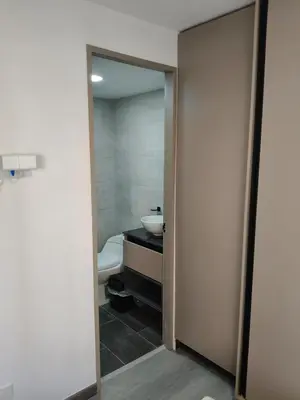 a bathroom with a toilet and a sink and a mirror at Confortable Apartamento cerca Aeropuerto JMC unidad Cerrada in Rionegro