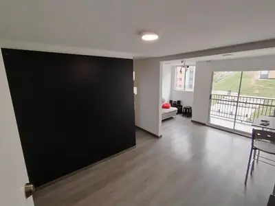 an empty living room with a large black wall at Confortable Apartamento cerca Aeropuerto JMC unidad Cerrada in Rionegro
