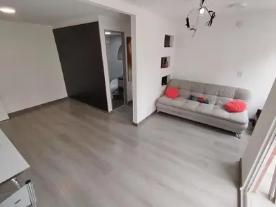 a living room with a couch and a mirror at Confortable Apartamento cerca Aeropuerto JMC unidad Cerrada in Rionegro