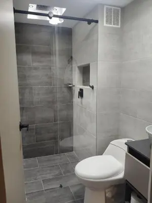 a bathroom with a toilet and a shower at Confortable Apartamento cerca Aeropuerto JMC unidad Cerrada in Rionegro