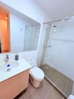 a bathroom with a toilet and a shower and a sink at Apartamento moderno con balcón y vista a la ciudad cerca al mall plaza in Manizales