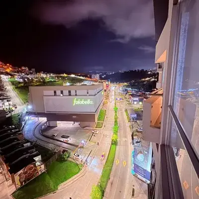 Apartamento moderno con balcón y vista a la ciudad cerca al mall plaza