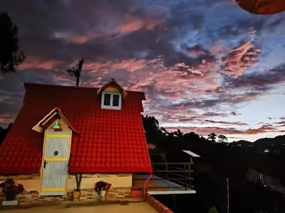 a red roofed house with a red roof at Cabaña El Jericoano in Jericó
