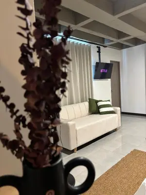 a living room with a couch and a tv at Moore 45 Tu Espacio Comodo en Medellín in Medellín